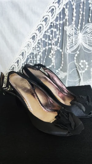 Alternative view of Vintage Style Pump with Heel